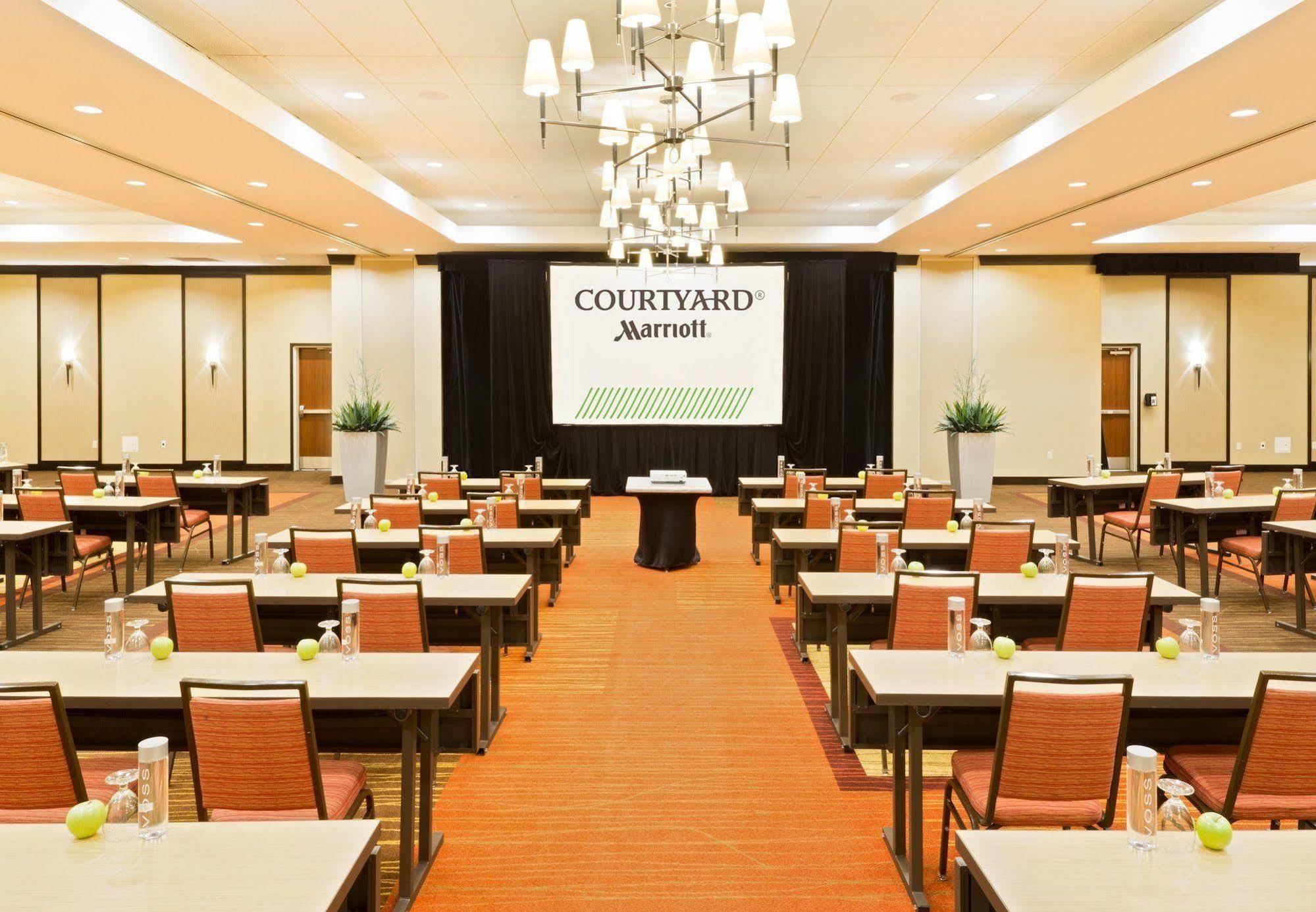 Courtyard Fort Wayne Downtown At Grand Wayne Convention Center Exterior foto