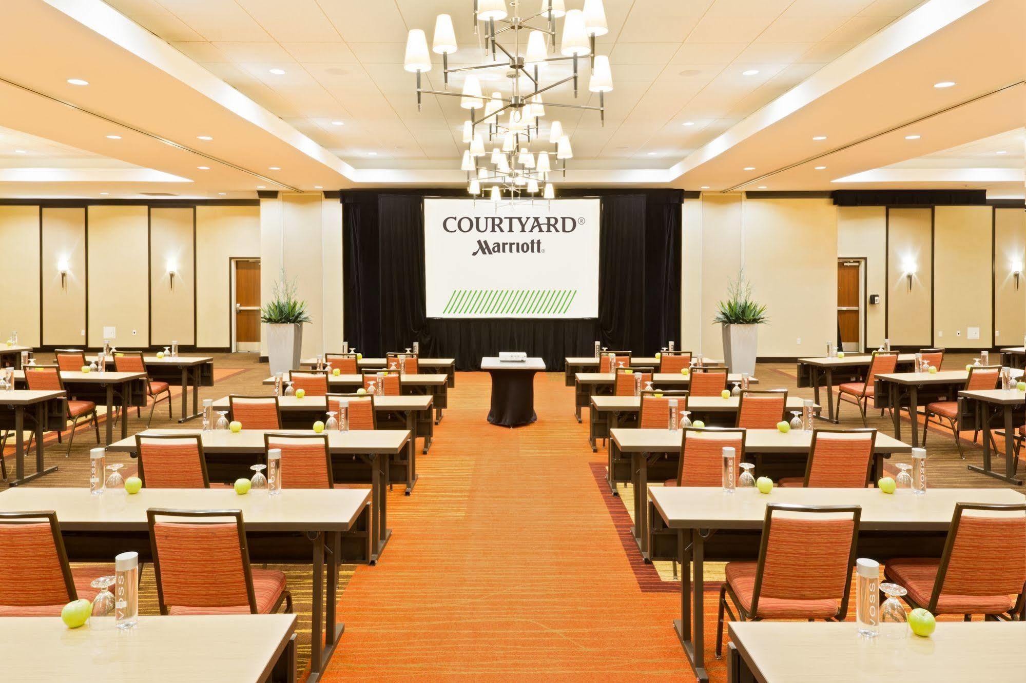 Courtyard Fort Wayne Downtown At Grand Wayne Convention Center Exterior foto