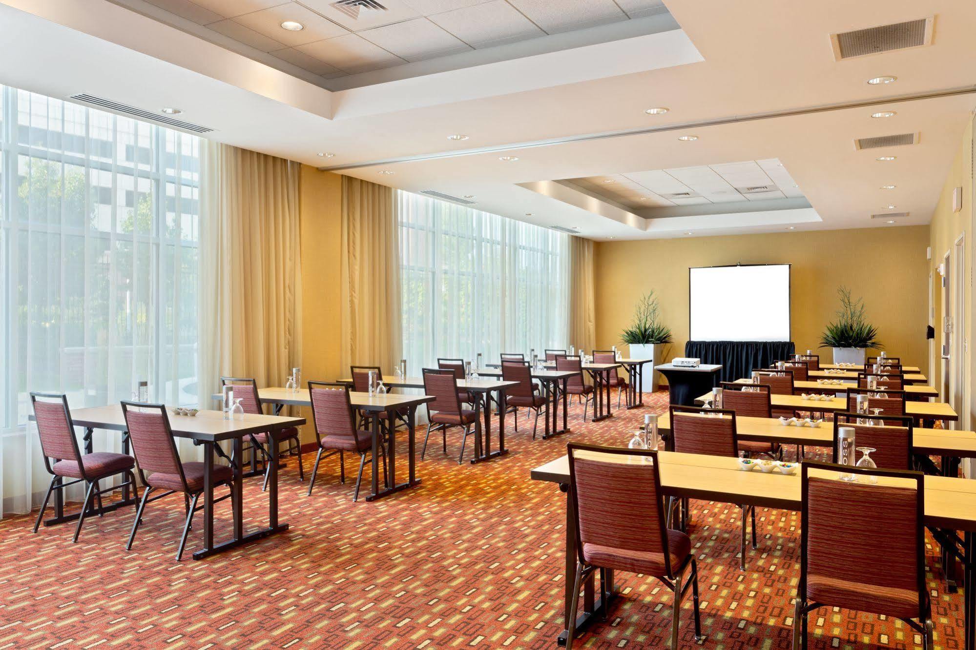 Courtyard Fort Wayne Downtown At Grand Wayne Convention Center Exterior foto
